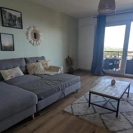 Cozy With Exceptional View 아파트 *